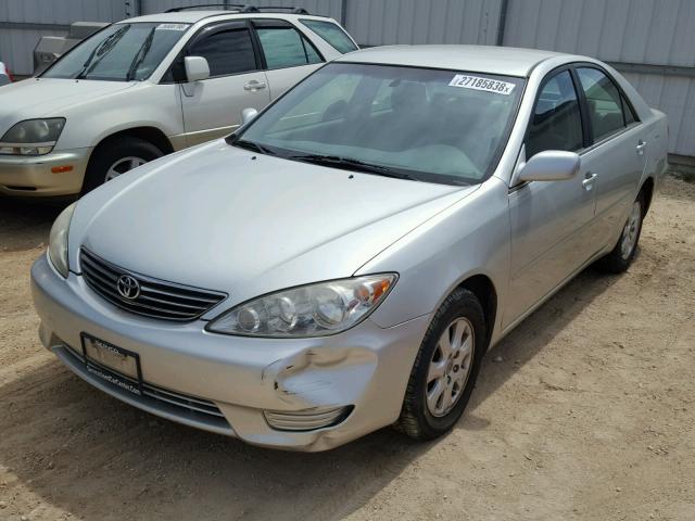 JTDBF32K260170389 - 2006 TOYOTA CAMRY LE SILVER photo 2