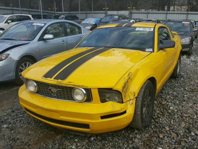 1ZVFT80N365156425 - 2006 FORD MUSTANG YELLOW photo 2