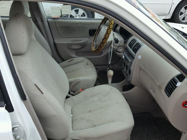 KMHCG45C55U591067 - 2005 HYUNDAI ACCENT GL WHITE photo 5