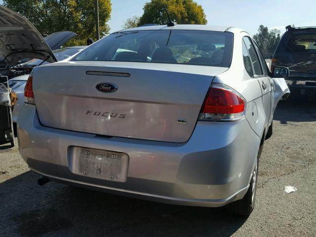 1FAHP3FN0AW203803 - 2010 FORD FOCUS SE SILVER photo 4