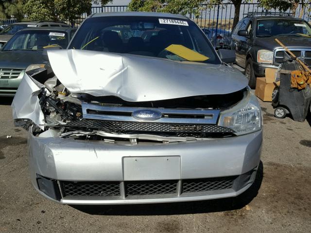 1FAHP3FN0AW203803 - 2010 FORD FOCUS SE SILVER photo 9