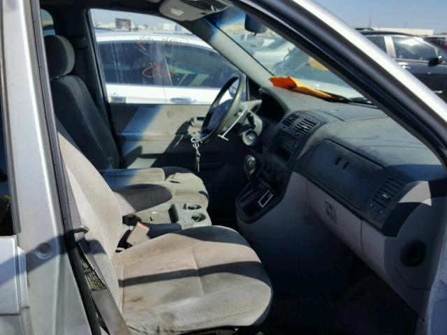 KNDUP131446542826 - 2004 KIA SEDONA EX SILVER photo 5