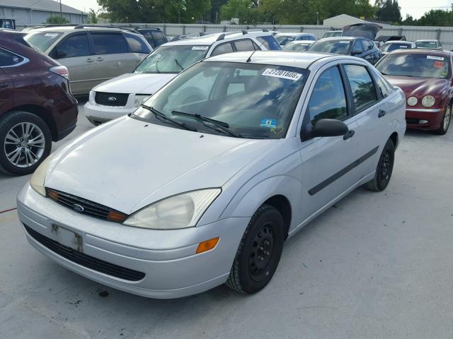 1FAFP33PXYW229736 - 2000 FORD FOCUS LX SILVER photo 2