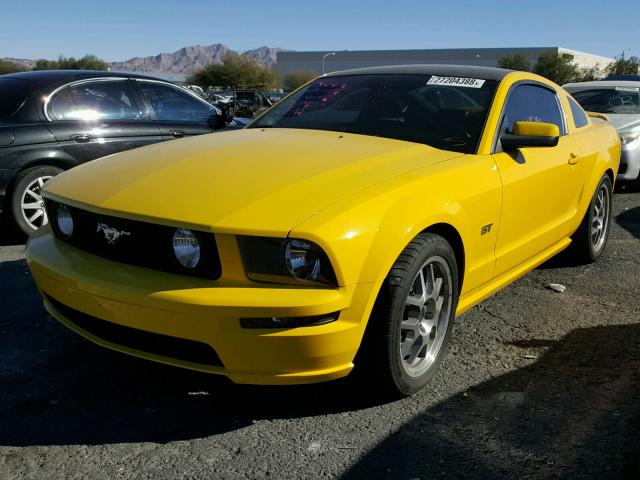 1ZVHT82H765184373 - 2006 FORD MUSTANG GT YELLOW photo 2