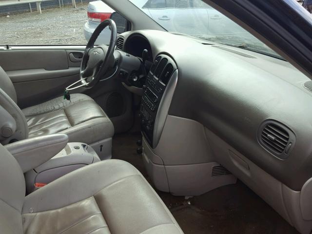 2C8GP54L95R567864 - 2005 CHRYSLER TOWN & COU BLUE photo 5