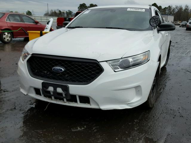 1FAHP2L80HG100331 - 2017 FORD TAURUS POL WHITE photo 2