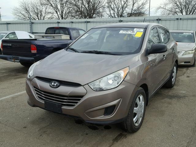 KM8JT3AC5AU068810 - 2010 HYUNDAI TUCSON GLS GOLD photo 2