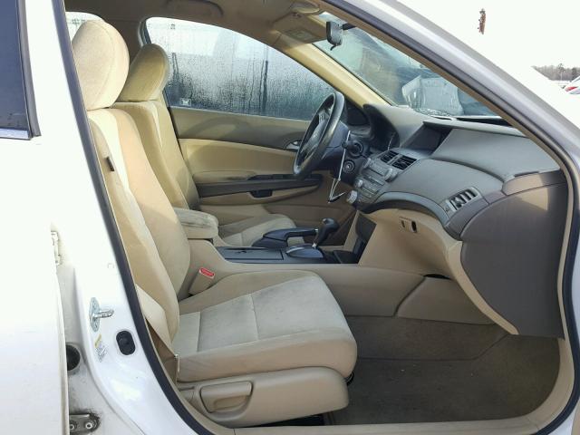 1HGCP26419A099256 - 2009 HONDA ACCORD LXP WHITE photo 5