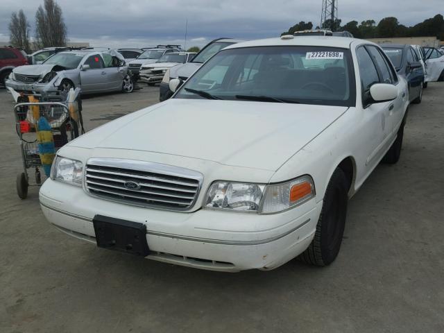 2FAFP71W5WX150204 - 1998 FORD CROWN VICT WHITE photo 2