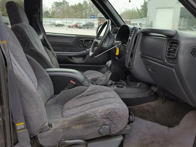 1GKDT13W7W2500639 - 1998 GMC JIMMY შავი ფოტო 5