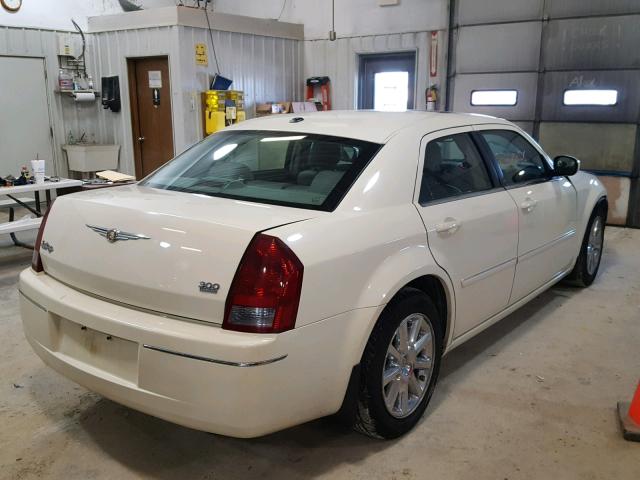 2C3KA53G07H683498 - 2007 CHRYSLER 300 TOURIN WHITE photo 4