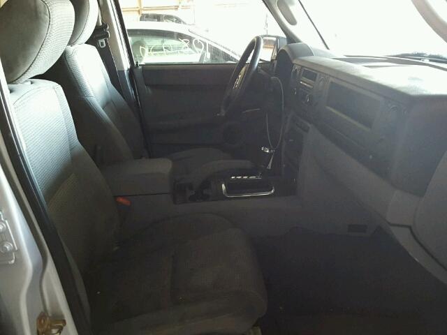 1J8HG48K06C231749 - 2006 JEEP COMMANDER SILVER photo 5