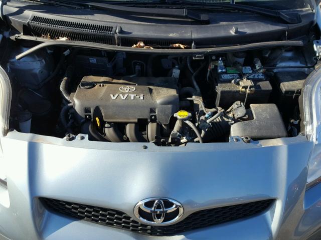 JTDJT4K32A5299098 - 2010 TOYOTA YARIS SILVER photo 7