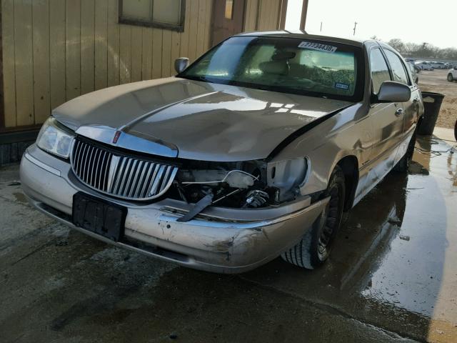 1LNHM81W62Y667079 - 2002 LINCOLN TOWN CAR E BEIGE photo 2