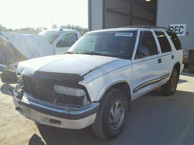 1GNDT13W91K249750 - 2001 CHEVROLET BLAZER WHITE photo 2