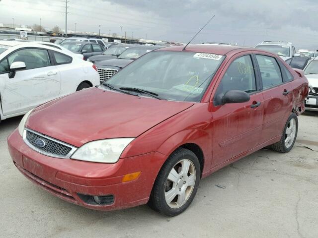 1FAFP34N75W144054 - 2005 FORD FOCUS ZX4 RED photo 2