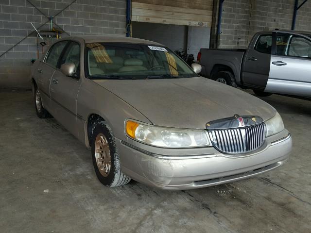 1LNFM82W3WY730473 - 1998 LINCOLN TOWN CAR S GOLD photo 1