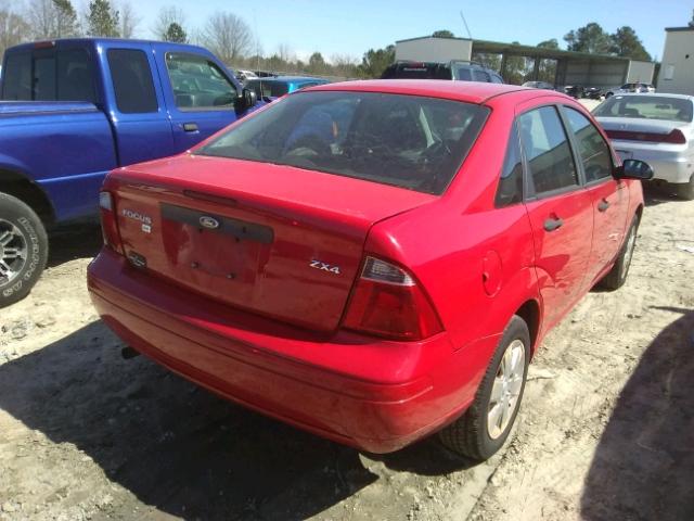 1FAHP34N76W197945 - 2006 FORD FOCUS ZX4 RED photo 4