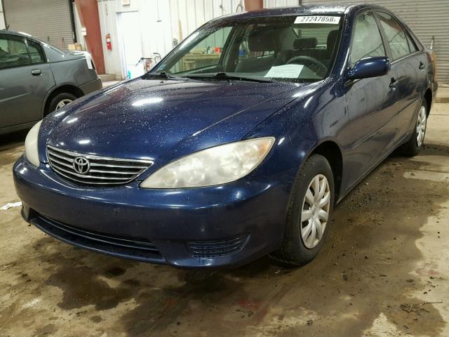 4T1BE32K85U095851 - 2005 TOYOTA CAMRY LE BLUE photo 2