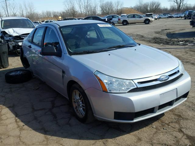 1FAHP35N38W120507 - 2008 FORD FOCUS SE SILVER photo 1