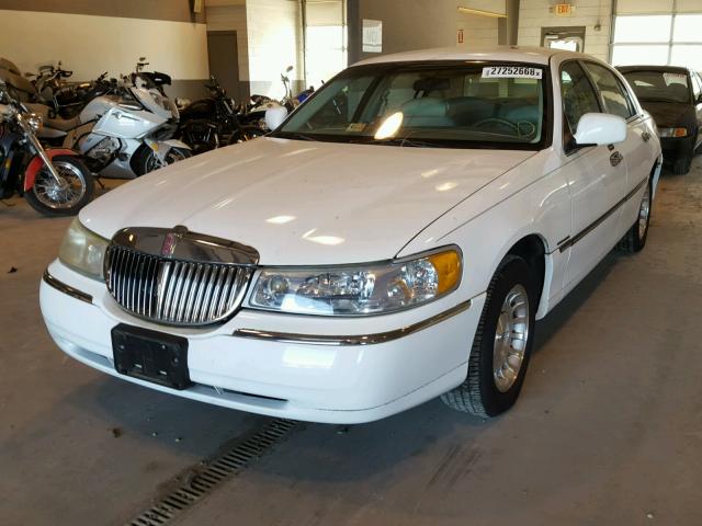 1LNHM81W5YY868111 - 2000 LINCOLN TOWN CAR E WHITE photo 2