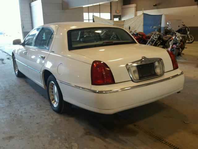 1LNHM81W5YY868111 - 2000 LINCOLN TOWN CAR E WHITE photo 3