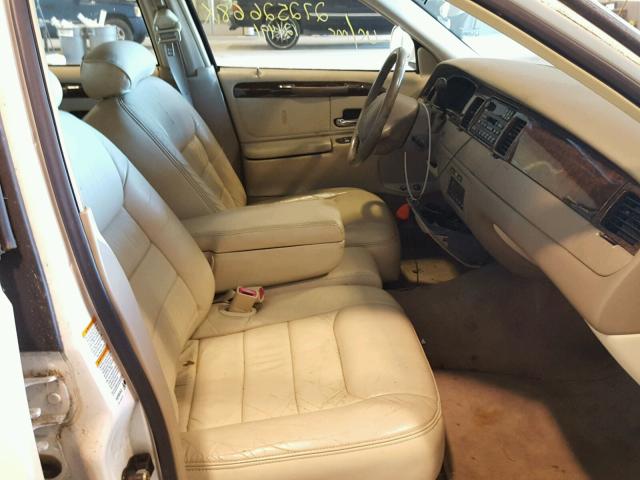 1LNHM81W5YY868111 - 2000 LINCOLN TOWN CAR E WHITE photo 5