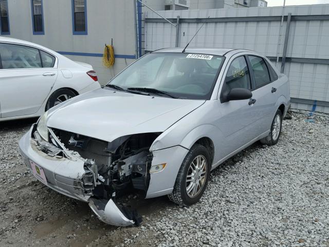 1FAFP34N07W134789 - 2007 FORD FOCUS ZX4 SILVER photo 2