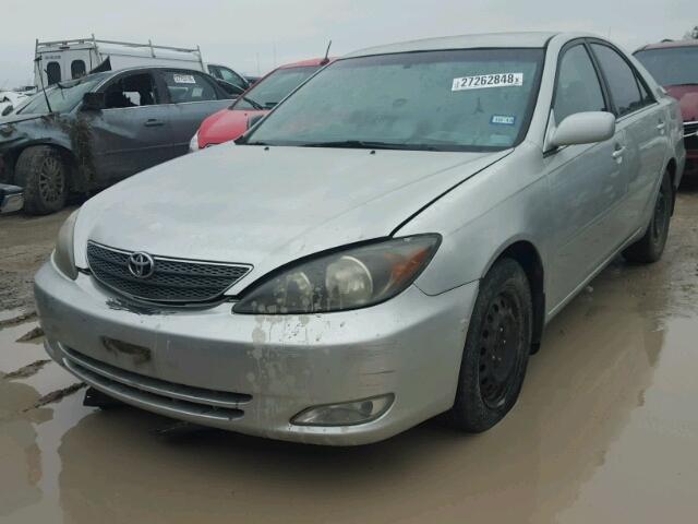 JTDBE32K820020820 - 2002 TOYOTA CAMRY LE SILVER photo 2