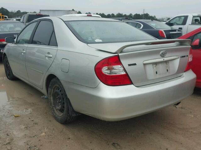 JTDBE32K820020820 - 2002 TOYOTA CAMRY LE SILVER photo 3