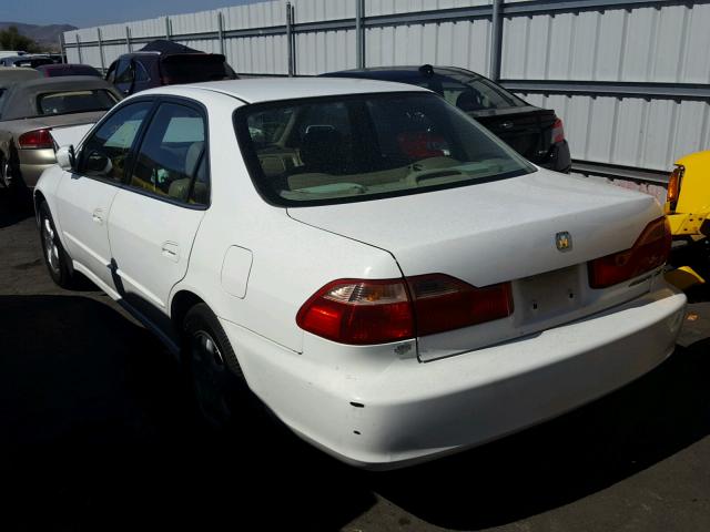 1HGCG1653YA025516 - 2000 HONDA ACCORD EX WHITE photo 3