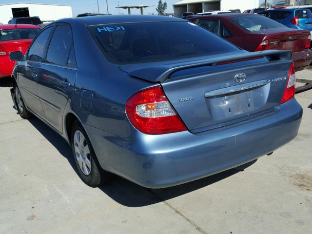 JTDBE32KX30232233 - 2003 TOYOTA CAMRY LE BLUE photo 3