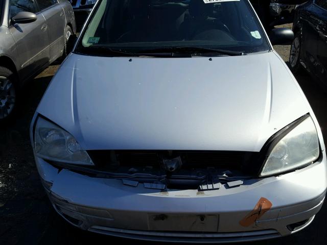 1FAHP36N17W133561 - 2007 FORD FOCUS ZXW SILVER photo 7