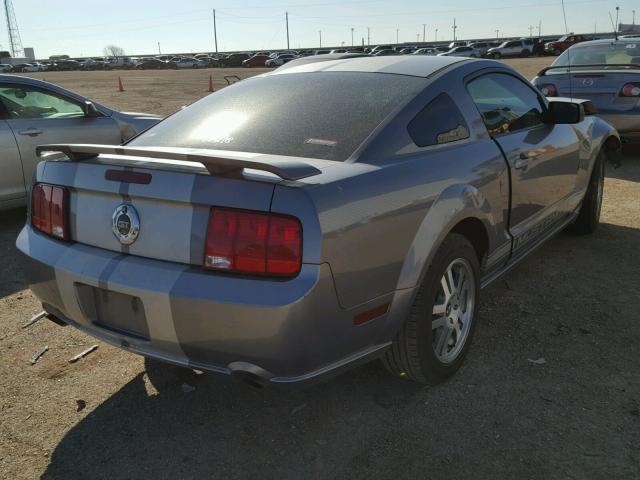 1ZVFT82H665125838 - 2006 FORD MUSTANG GT GRAY photo 4