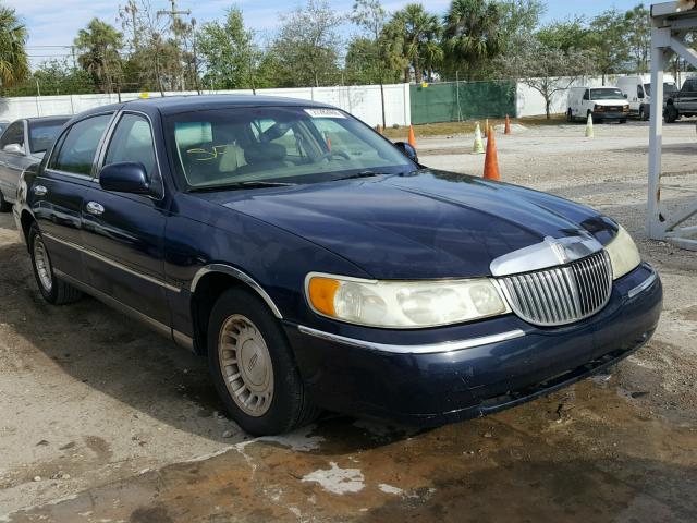 1LNHM81W42Y652967 - 2002 LINCOLN TOWN CAR E BLUE photo 1