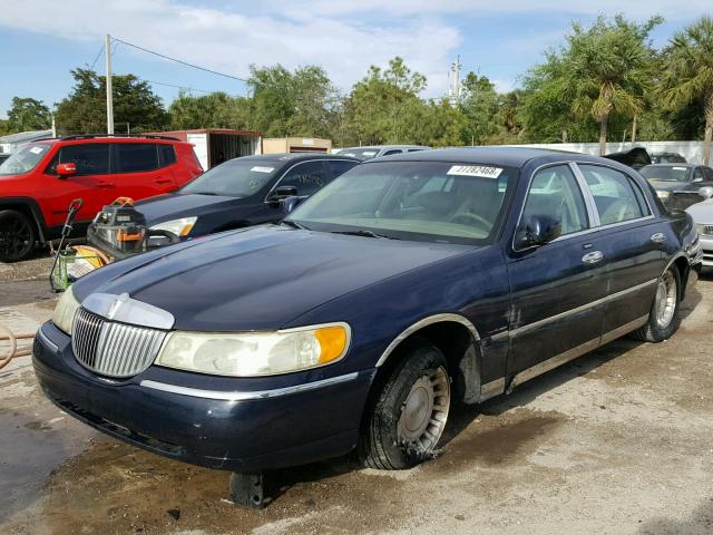 1LNHM81W42Y652967 - 2002 LINCOLN TOWN CAR E BLUE photo 2