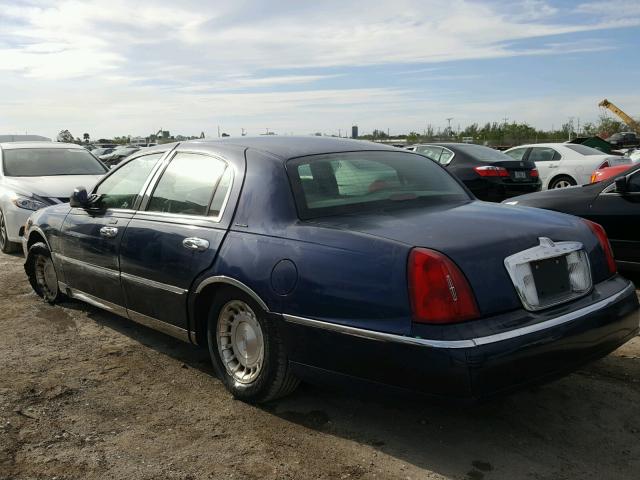 1LNHM81W42Y652967 - 2002 LINCOLN TOWN CAR E BLUE photo 3