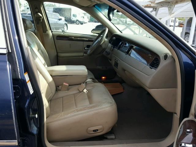 1LNHM81W42Y652967 - 2002 LINCOLN TOWN CAR E BLUE photo 5