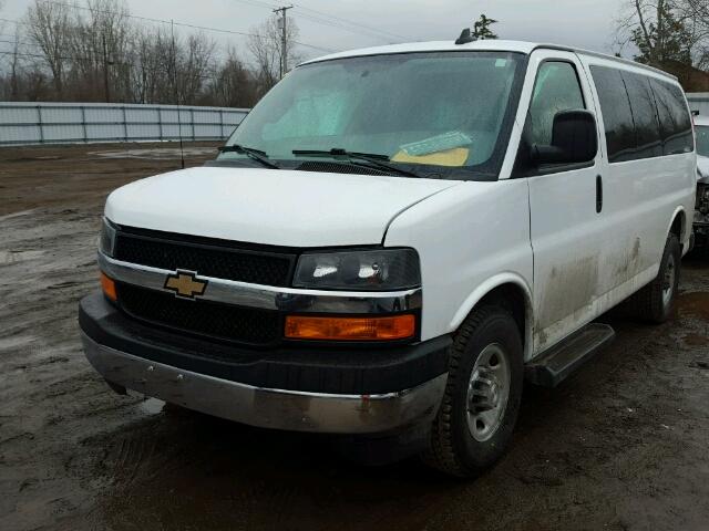 1GAZGMFG7H1252213 - 2017 CHEVROLET EXPRESS G3 WHITE photo 2