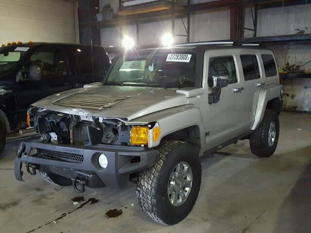 5GTDN13E278199587 - 2007 HUMMER H3 SILVER photo 2