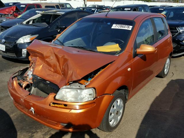 KL1TD62685B285135 - 2005 CHEVROLET AVEO BASE ORANGE photo 2