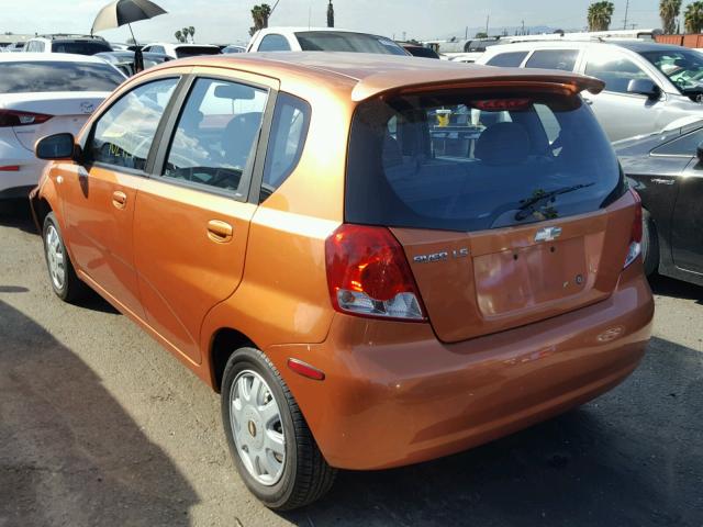 KL1TD62685B285135 - 2005 CHEVROLET AVEO BASE ORANGE photo 3