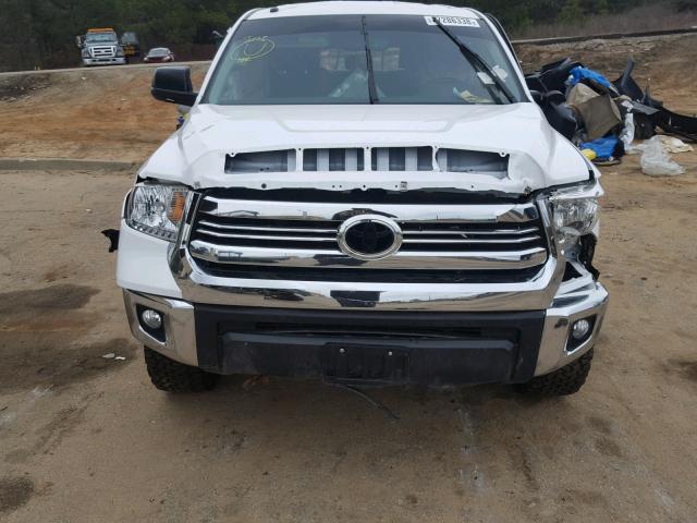 5TFRM5F17HX119241 - 2017 TOYOTA TUNDRA DOU WHITE photo 9