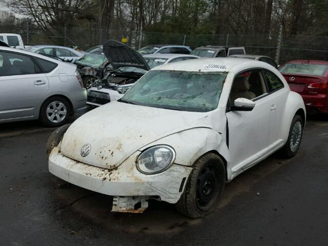 3VWJP7AT6DM693707 - 2013 VOLKSWAGEN BEETLE WHITE photo 2