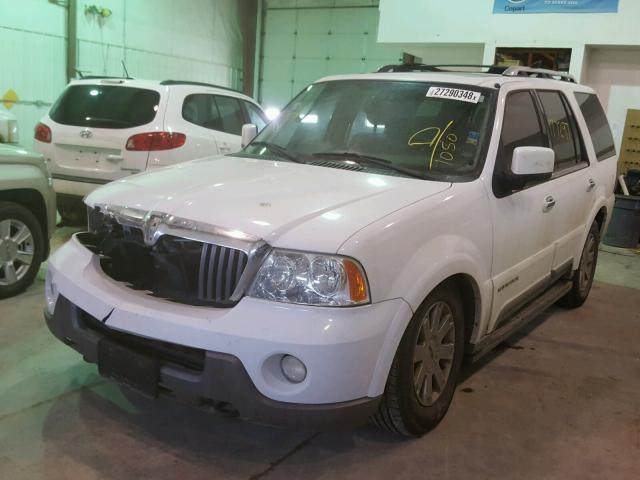 5LMFU28R24LJ41050 - 2004 LINCOLN NAVIGATOR WHITE photo 2