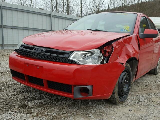 1FAHP35N58W180496 - 2008 FORD FOCUS SE RED photo 9