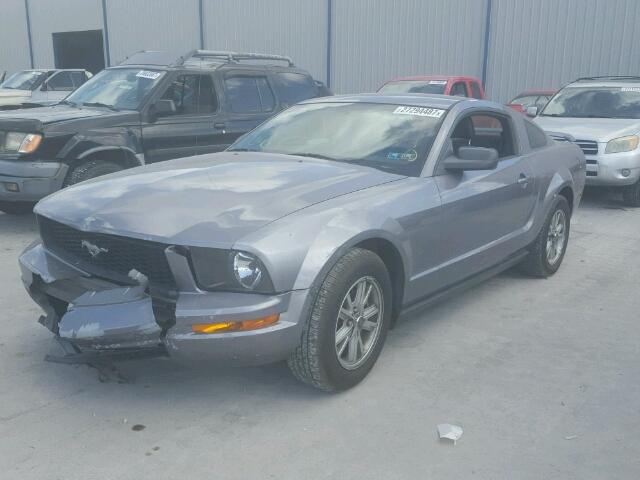 1ZVHT80N365135132 - 2006 FORD MUSTANG SILVER photo 2