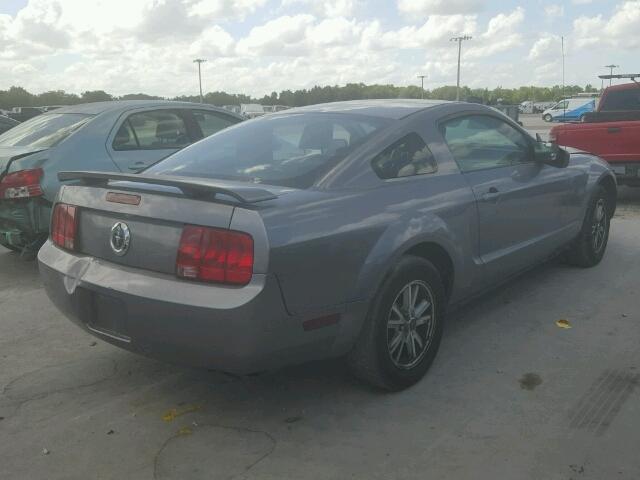 1ZVHT80N365135132 - 2006 FORD MUSTANG SILVER photo 4