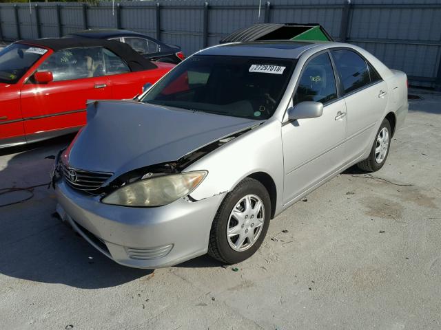 4T1BE30KX5U572279 - 2005 TOYOTA CAMRY LE SILVER photo 2