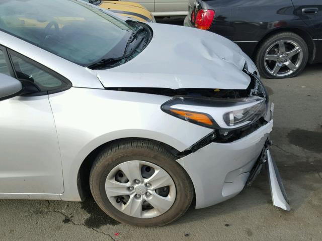 3KPFK4A73HE072188 - 2017 KIA FORTE LX SILVER photo 9